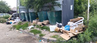 Свалка у поликлиники продолжает расти: жители игнорируют проблему